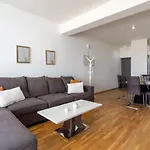 شقة Jay's Penthouse 2-br W/ Terrace In لارنكا