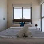 شقة Jay's Penthouse 2-br W/ Terrace In