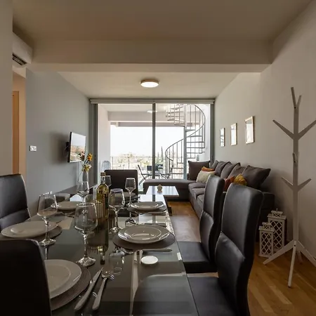 Jay's Penthouse 2-br W/ Terrace In לרנקה