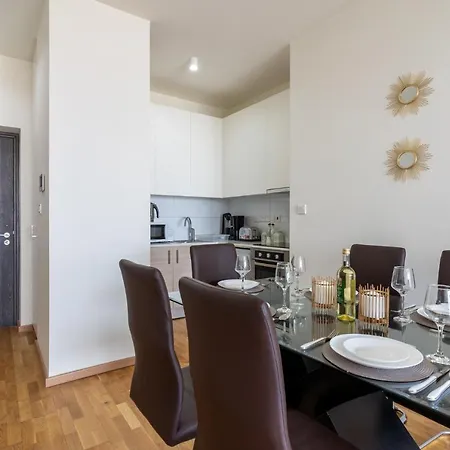 Jay's Penthouse 2-br W/ Terrace In דירה