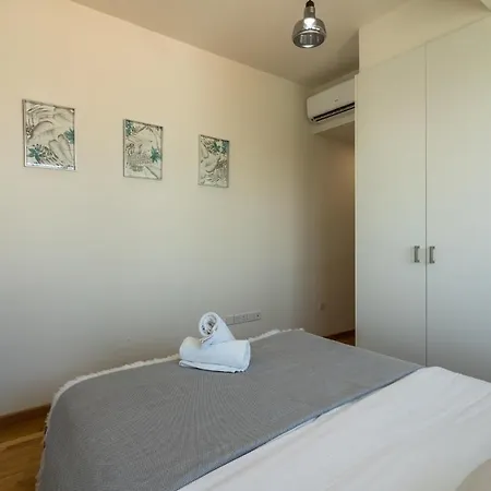 Jay's Penthouse 2-br W/ Terrace In לרנקה