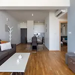 Jay's Penthouse 2-br W/ Terrace In