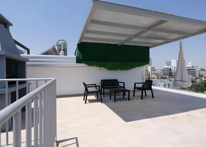 Jay's Penthouse 2-br W/ Terrace In Larnaca