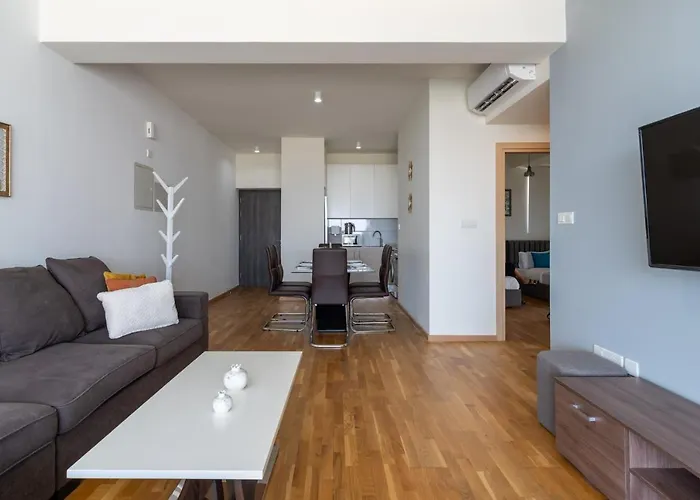 Jay's Penthouse 2-br W/ Terrace In