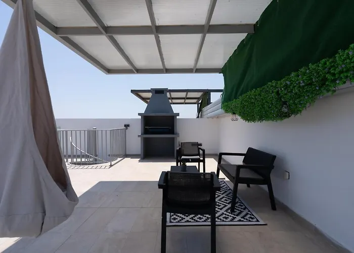 Jay's Penthouse 2-br W/ Terrace In Appartamento Larnaca