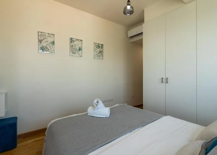 Jay's Penthouse 2-br W/ Terrace In Larnaca